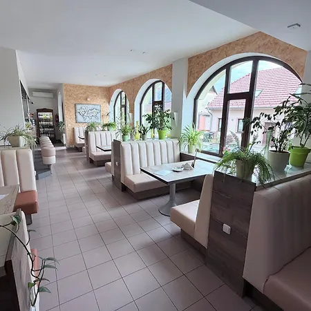 N - Klid, Atmosfera A Zazitek Hotel
